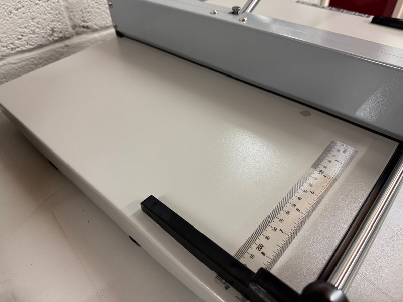 Load image into Gallery viewer, Ex-demo Magnum MCR46 SRA2 Manual Card Creaser