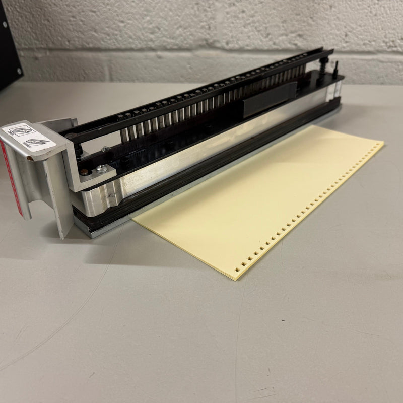 Load image into Gallery viewer, Pre-owned GBC Magnapunch 1.0 3:1 Wire Square Punch Tool 7707101