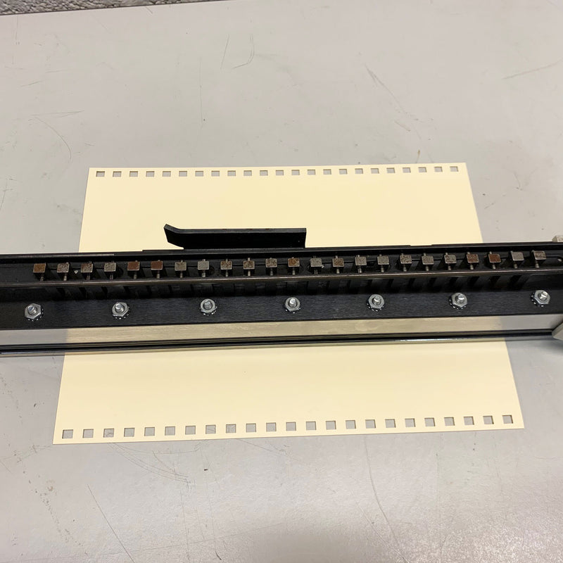 Load image into Gallery viewer, Pre-owned GBC Magnapunch 1.0 2:1 Wire Square Punch Tool 7707131