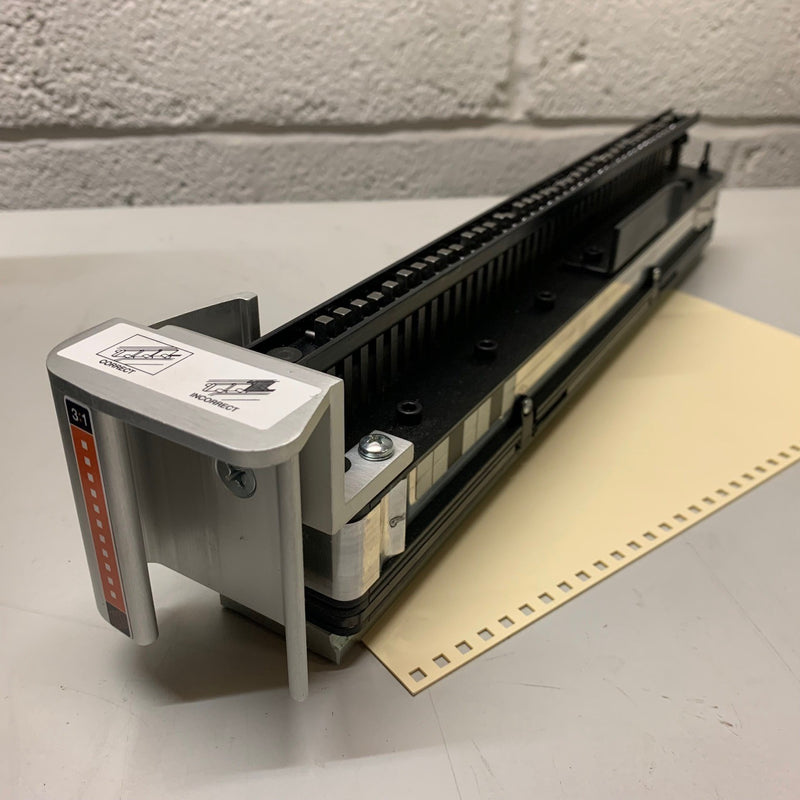 Load image into Gallery viewer, Pre-owned GBC Magnapunch 2.0 3:1 Wire Square Punch Tool 7707101