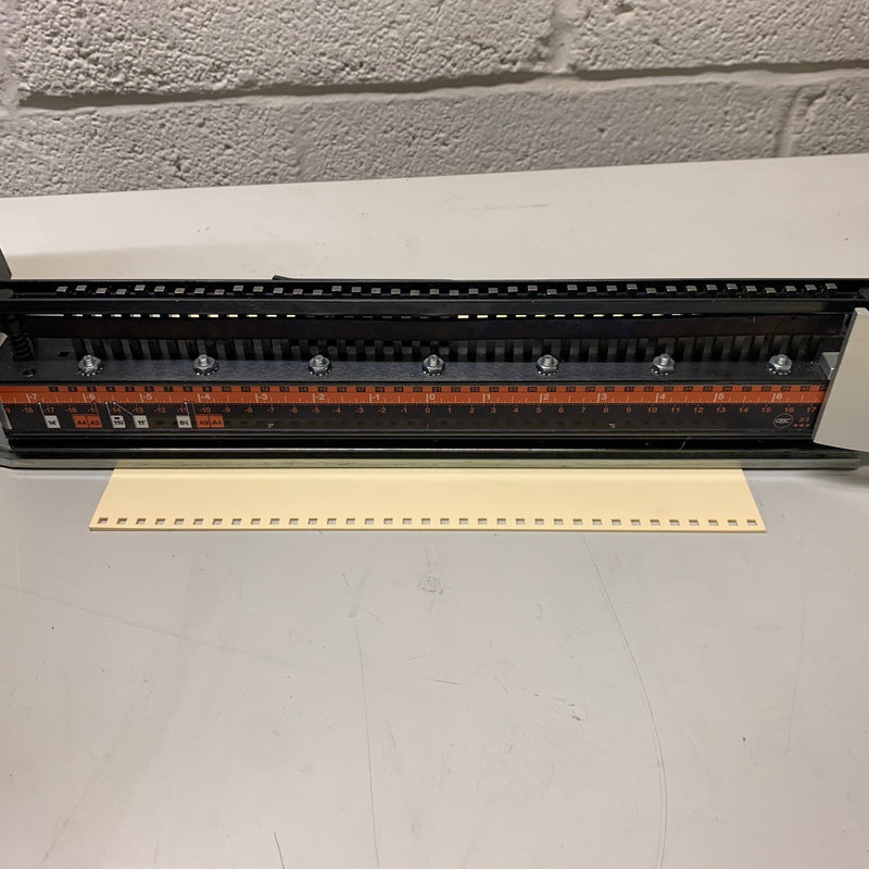 Load image into Gallery viewer, Pre-owned GBC Magnapunch 2.0 3:1 Wire Square Punch Tool 7707101