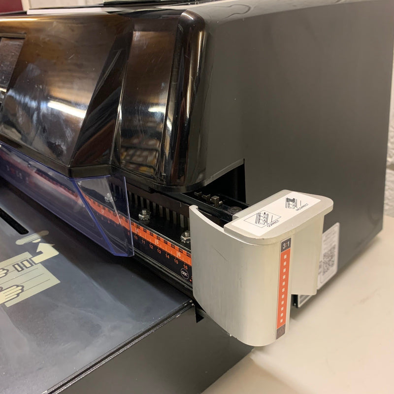 Load image into Gallery viewer, Pre-owned GBC Magnapunch 2.0 3:1 Wire Square Punch Tool 7707101